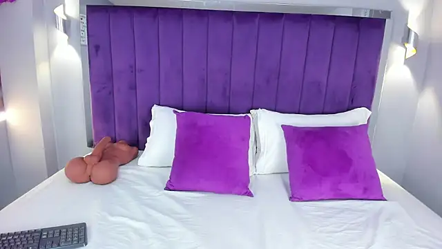 ElaraDusk online show from 10.22.25