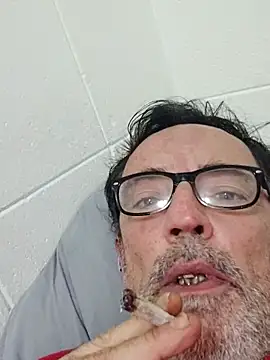 Snapshot of Txacas chatting on 11.15.25 Txacas online show from 11.15.25