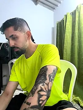 Snapshot of giannis090 chatting on 10.15.25 giannis090 online show from 10.15.25