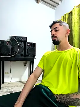 Snapshot of giannis090 chatting on 10.19.25 giannis090 online show from 10.19.25