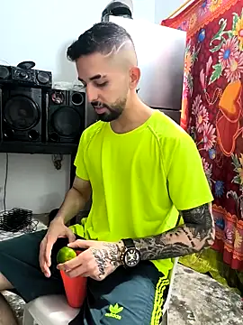 Snapshot of giannis090 chatting on 11.01.25 giannis090 online show from 11.01.25