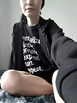 Snapshot of DragonFoxie chatting on 11.10.25 DragonFoxie online show from 11.10.25