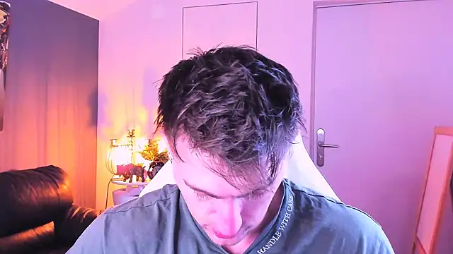 Snapshot of Oscar_Miller_ chatting on 10.03.25 Oscar Miller online show from 10.03.25