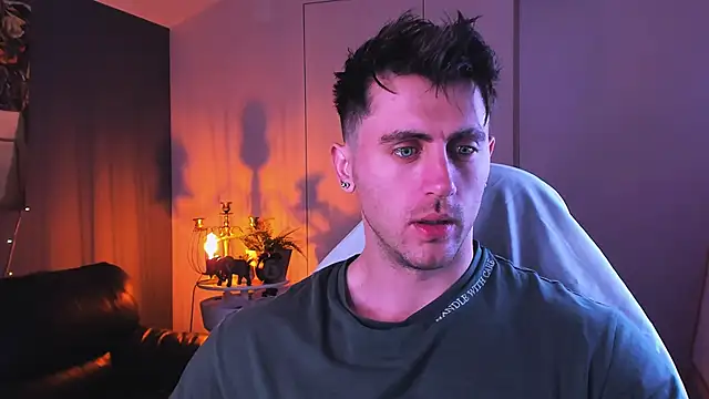 Snapshot of Oscar_Miller_ chatting on 10.04.25 Oscar Miller online show from 10.04.25