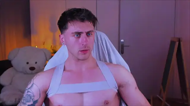 Snapshot of Oscar_Miller_ chatting on 11.13.25 Oscar Miller online show from 11.13.25