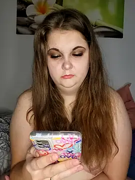 Snapshot of LioEst@xh chatting on 10.27.25 LioEstxh online show from 10.27.25