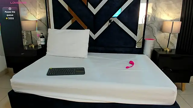 Snapshot of VioletRose_as chatting on 10.26.25 VioletRose as online show from 10.26.25