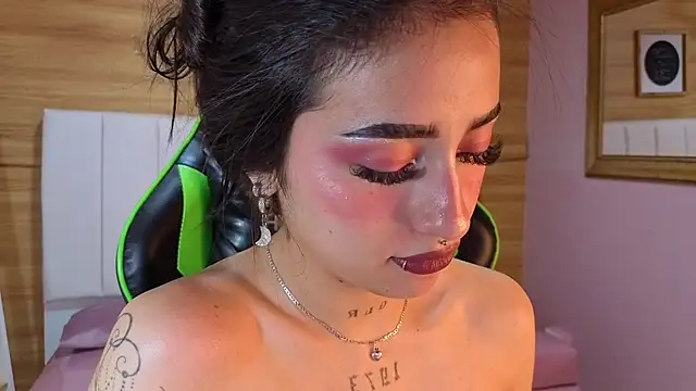 Abril Velvet a  online show from 11.23.25