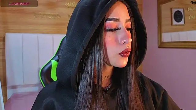 Abril Velvet a  online show from 11.28.25