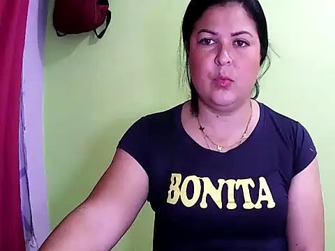 Snapshot of anapaulaa chatting on 10.16.25 anapaulaa online show from 10.16.25