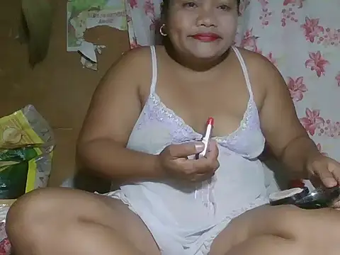 Snapshot of hot_mom13 chatting on 10.12.25 hot mom13 online show from 10.12.25