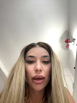 Snapshot of KaseyQuinn_ chatting on 10.10.25 KaseyQuinn online show from 10.10.25