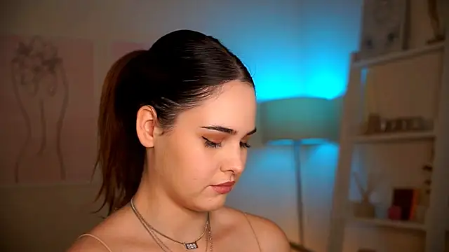 Snapshot of BustyGff chatting on 10.28.25 BustyGff online show from 10.28.25