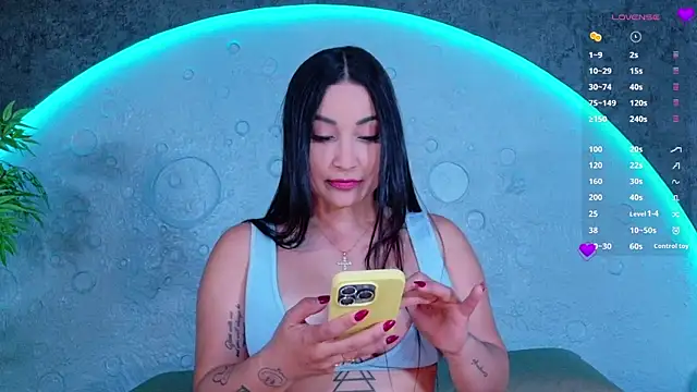 Snapshot of ReinaChloe chatting on 06.20.26 ReinaChloe online show from 06.20.26
