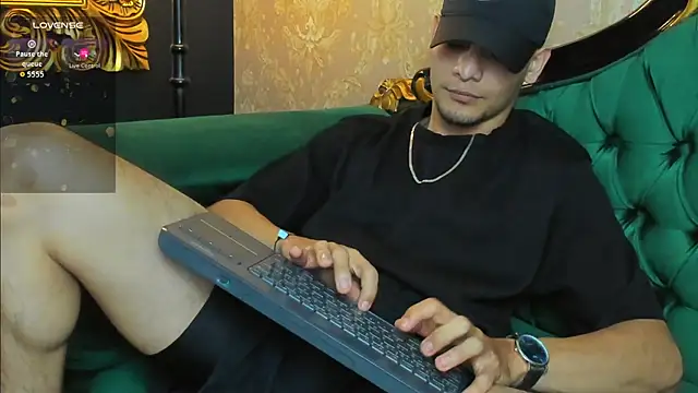 Snapshot of AlessandroKiing chatting on 07.14.26 AlessandroKiing online show from 07.14.26