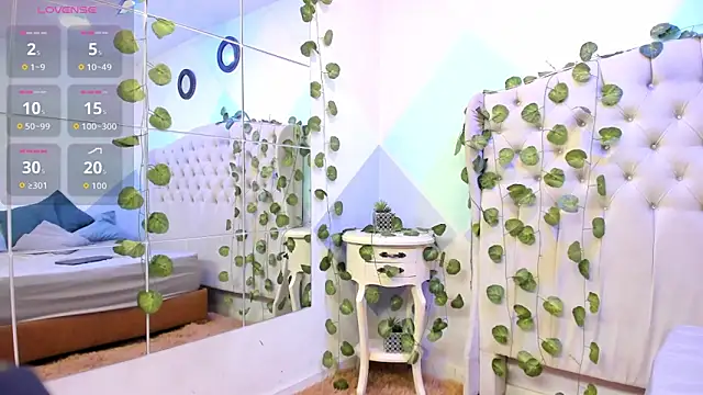 Snapshot of ZaharaSkylar chatting on 10.31.25 ZaharaSkylar online show from 10.31.25