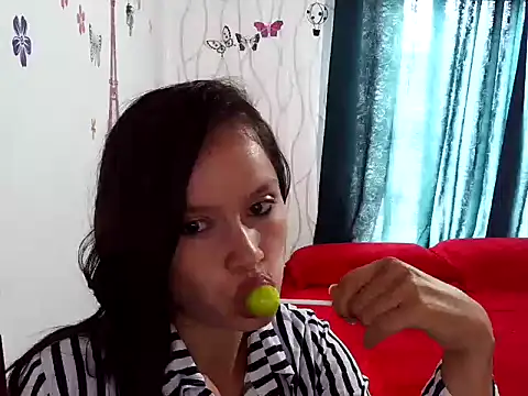 Snapshot of FrecitaRoja chatting on 10.16.25 FrecitaRoja online show from 10.16.25