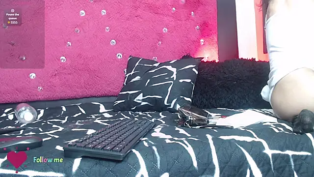 Snapshot of Engeelll chatting on 10.17.25 Engeelll online show from 10.17.25