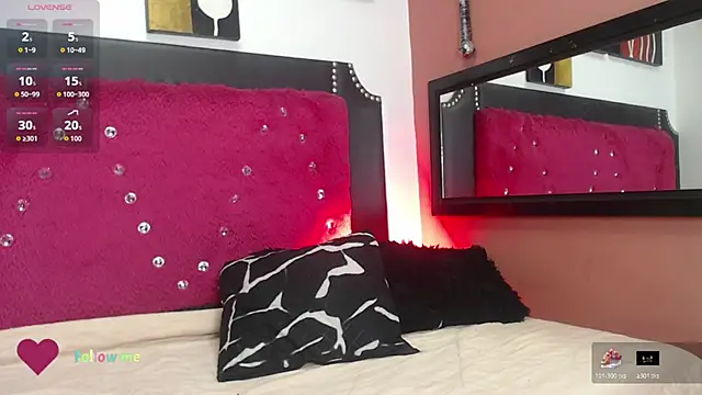 Snapshot of Engeelll chatting on 10.21.25 Engeelll online show from 10.21.25