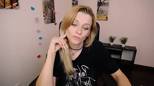 Snapshot of PeppyMia chatting on 09.30.25 PeppyMia online show from 09.30.25