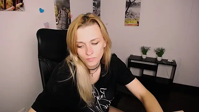 Snapshot of PeppyMia chatting on 10.03.25 PeppyMia online show from 10.03.25