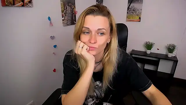 Snapshot of PeppyMia chatting on 10.15.25 PeppyMia online show from 10.15.25