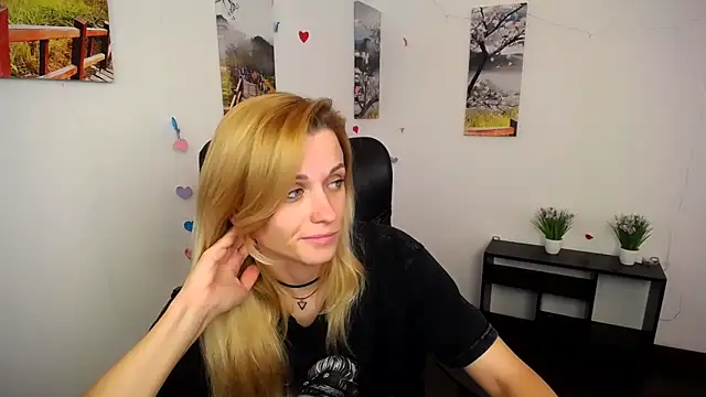 Snapshot of PeppyMia chatting on 10.16.25 PeppyMia online show from 10.16.25