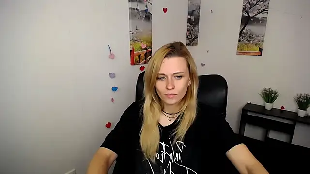 Snapshot of PeppyMia chatting on 10.21.25 PeppyMia online show from 10.21.25