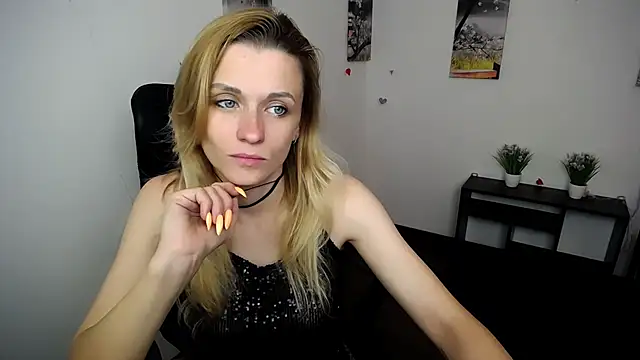 Snapshot of PeppyMia chatting on 10.24.25 PeppyMia online show from 10.24.25