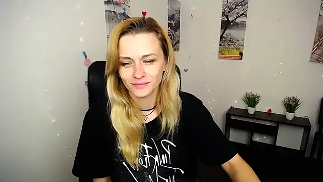 Snapshot of PeppyMia chatting on 10.28.25 PeppyMia online show from 10.28.25