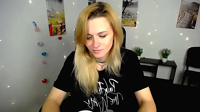 Snapshot of PeppyMia chatting on 11.05.25 PeppyMia online show from 11.05.25