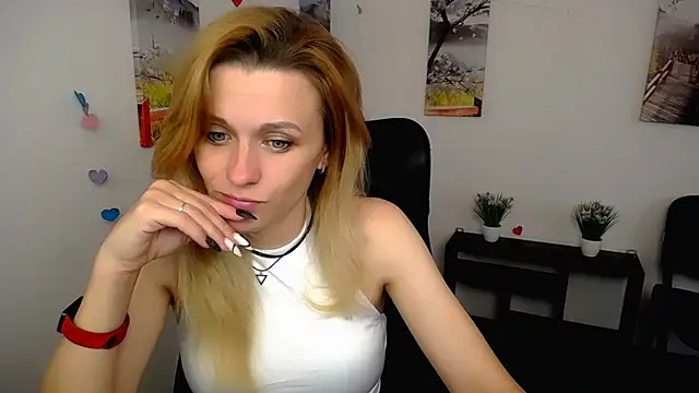 Snapshot of PeppyMia chatting on 11.08.25 PeppyMia online show from 11.08.25