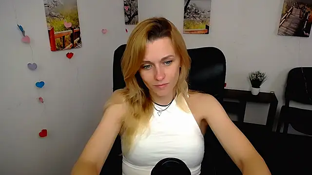 Snapshot of PeppyMia chatting on 11.09.25 PeppyMia online show from 11.09.25