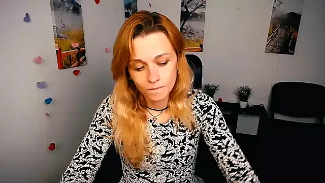 Snapshot of PeppyMia chatting on 11.13.25 PeppyMia online show from 11.13.25