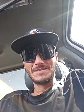 Snapshot of Romance32 chatting on 10.08.25 Romance32 online show from 10.08.25