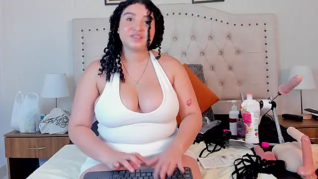 Snapshot of cristhi_esterling chatting on 10.27.25 cristhi esterling online show from 10.27.25