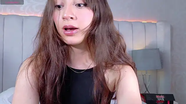 Snapshot of LuluBeerry chatting on 10.02.25 LuluBeerry online show from 10.02.25