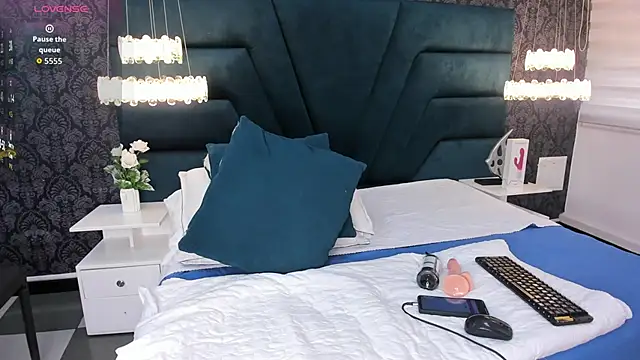 Snapshot of lexiluxuri chatting on 09.30.25 lexiluxuri online show from 09.30.25