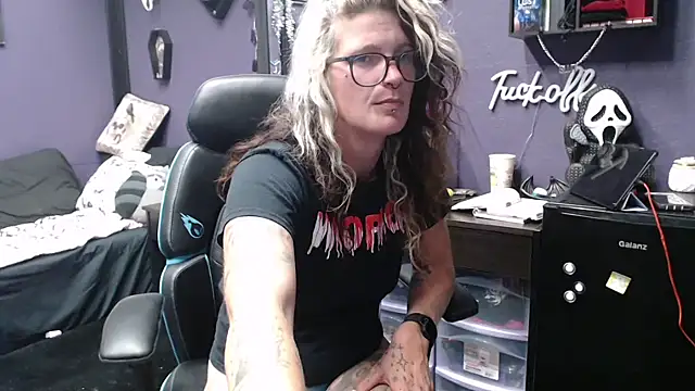 Snapshot of oddywithabody chatting on 10.11.25 oddywithabody online show from 10.11.25