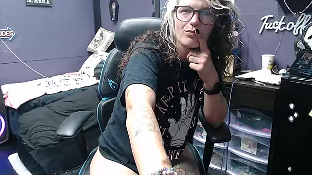 Snapshot of oddywithabody chatting on 10.15.25 oddywithabody online show from 10.15.25