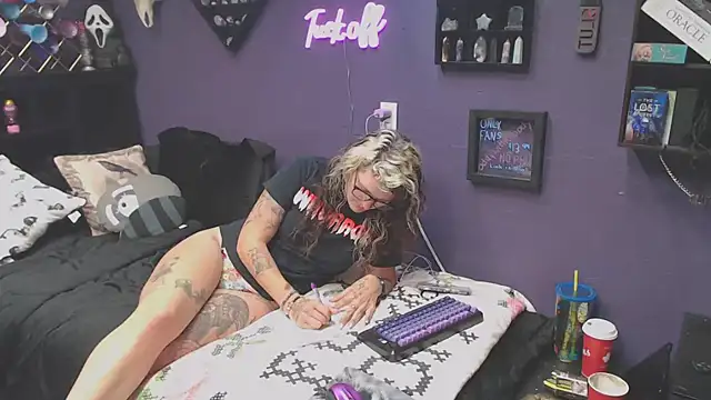 Snapshot of oddywithabody chatting on 10.24.25 oddywithabody online show from 10.24.25