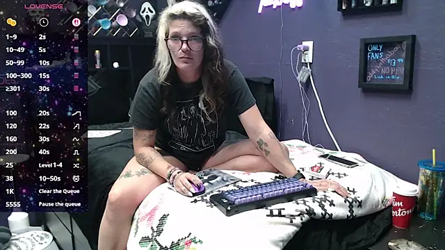 Snapshot of oddywithabody chatting on 11.02.25 oddywithabody online show from 11.02.25