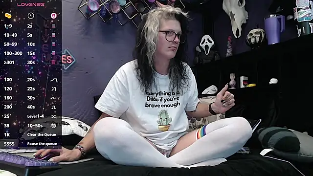 Snapshot of oddywithabody chatting on 11.10.25 oddywithabody online show from 11.10.25