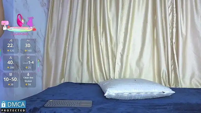 Snapshot of Clhoee_ chatting on 10.27.25 Clhoee online show from 10.27.25