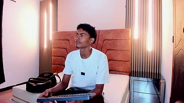 Snapshot of FYKMOR_1 chatting on 10.08.25 FYKMOR 1 online show from 10.08.25