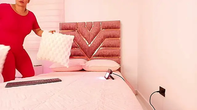 Snapshot of emma_madi chatting on 10.28.25 emma madi online show from 10.28.25