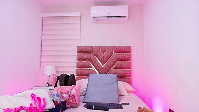 Snapshot of emma_madi chatting on 11.11.25 emma madi online show from 11.11.25