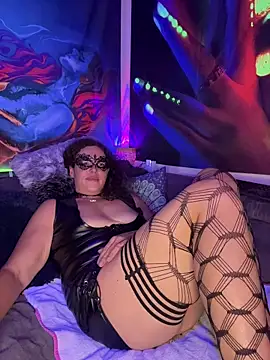 Snapshot of Nadja_Noir chatting on 10.25.25 Nadja Noir online show from 10.25.25