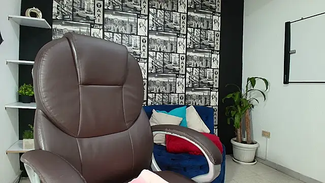 Mia Morelli  online show from 09.28.25