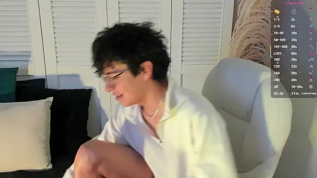 Snapshot of miilo_wolf chatting on 09.18.25 miilo wolf online show from 09.18.25